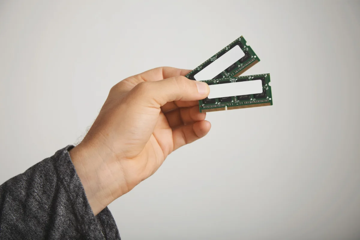Dois módulos de memória RAM SODIMM para notebook gamer sobre uma superfície antiestática.