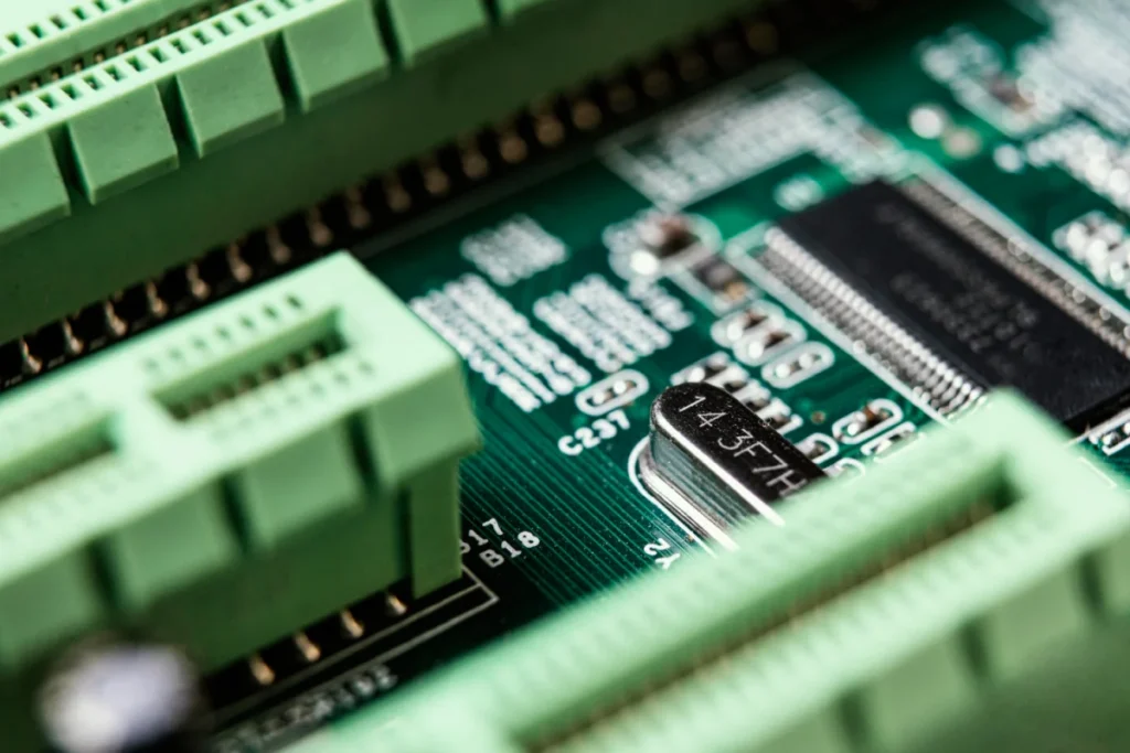 Comparativo visual de dois pentes de memória RAM instalados em dual channel em um laptop gamer.